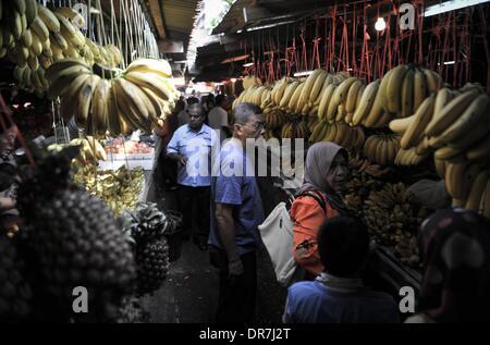Kuala Lumpur, Malaysia. 19th Jan, 2014. Customers shop at a vegetable market in Kuala Lumpur, Malaysia on January 19, 2014.Photo: Firdaus Latif/NurPhoto © Firdaus Latif/NurPhoto/ZUMAPRESS.com/Alamy Live News Stock Photo