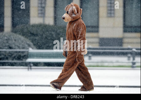 Berlin, Germany. 21st Jan, 2014. An actor dressed as Berlin Bear walks in front of the Brandenburg Gate during snowfall in Berlin, Germany, 21 January 2014. Photo: Maurizio Gambarini/dpa/Alamy Live News Stock Photo