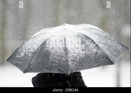 Berlin, Germany. 21st Jan, 2014. Snow lies on an umbrella in Berlin, Germany, 21 January 2014. Photo: Maurizio Gambarini/dpa/Alamy Live News Stock Photo
