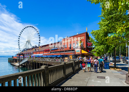 The Seattle waterfront looking towards Miners Landing on Pier 57, Alaskan Way, Seattle, Washington, USA Stock Photo