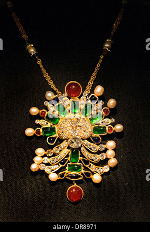 Necklace Robert Goossens for Chanel 1950 - 1960 Coco Chanel 1883 – 1971  French fashion designer Stock Photo - Alamy