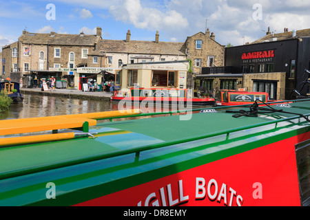 Narrowboats moored by wharf at Leeds and Liverpool Canal Basin Skipton in Craven North Yorkshire England Stock Photo