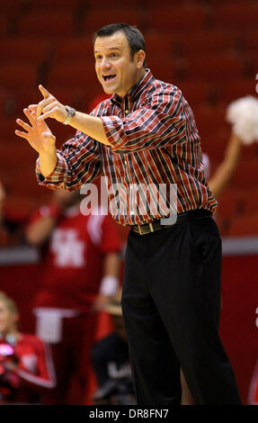 Houston, Texas, USA. 21st Jan, 2014. JAN 21 2014: Louisville head coach Jeff Walz directs on the court action during the NCAA women's basketball game between Houston and Louisville from Hofheinz Pavilion in Houston, TX. Credit:  csm/Alamy Live News Stock Photo