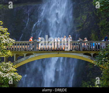 COLUMBIA RIVER GORGE, OREGON, USA - Tourists on bridge at Multnomah Falls. Stock Photo