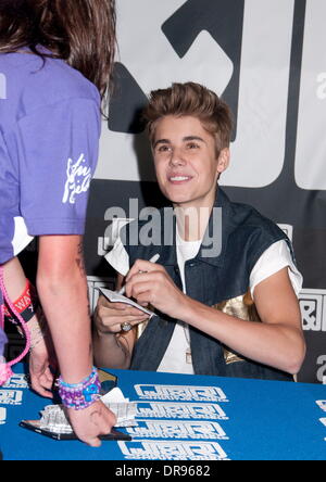 justin-bieber-at-a-cd-signing- justin-bieber-at-a-cd-signing-