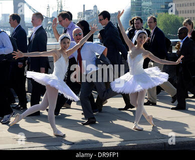 Senri Kou and Kei Akahoshi of the English National Ballet performing for commuters on London Bridge. Both dancers will perform at St Paul's during the City of London Festival in celebration of it's Golden Jubilee London, England - 25.06.12 Stock Photo