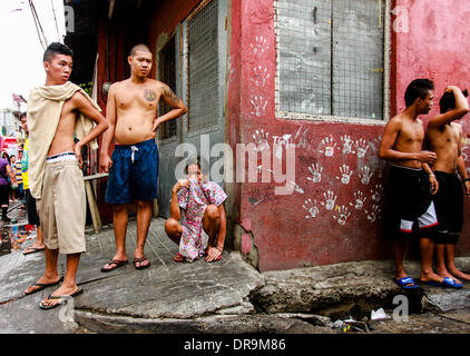 Pasay City, Philippines-January 22, 2014: Residents waiting helplessly just few minutes after the  fire in a residential community at the New Era compound in Manila. More than 50 houses were burned leaving 200 familes homeless according to local media reports. Credit:  Herman Lumanog/Alamy Live News