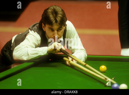 Canadian Kirk Stevens at The Embassy World Snooker Tournament, Crucible Theatre Sheffield in the early 1980’s Stock Photo