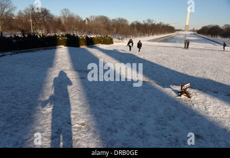 Washington DC, USA. 22nd Jan, 2014. Visitors walk to Lincoln Memorial in Washington DC, the United States, Jan. 22, 2014. A big snowstorm struck most of the U.S. northeast on Tuesday, with a temperature drop of about 5 degrees centigrade. Credit:  Yin Bogu/Xinhua/Alamy Live News Stock Photo