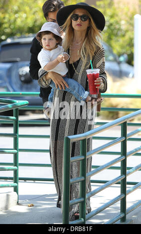 RACHEL ZOE Out Shopping for Groceries in Malibu 05/08/2022