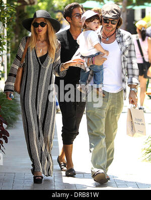 RACHEL ZOE Out Shopping for Groceries in Malibu 05/08/2022