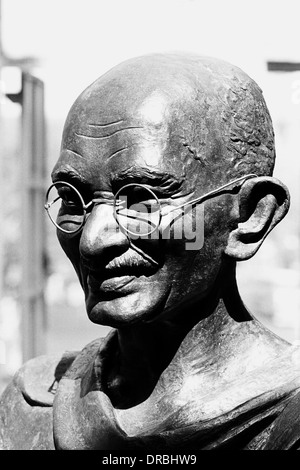 Mahatma Gandhi bronze statue, Mumbai, Maharashtra, India, 1983 Stock Photo