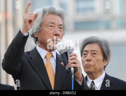 Tokyo, Japan. 23rd Jan, 2014. Former Japanese Prime Minister Junichiro Koizumi (L) delivers a speech to support another former Prime Minister Morihiro Hosokawa to run for Tokyo Governor during an election campaign in Tokyo, capital of Japan, on Jan. 23, 2014. Credit:  Stringer/Xinhua/Alamy Live News Stock Photo