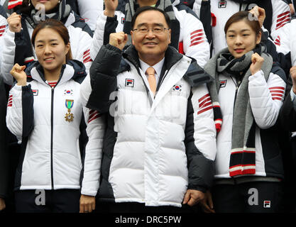 Seoul, South Korea. 23rd Jan, 2014. South Korean Prime Minister Jung Hong-won (C) and athletes attend the inaugural ceremony for the upcoming Sochi 2014 Olympic Winter Games in Seoul, South Korea, Jan. 23, 2014. Credit:  Park Jin-hee/Xinhua/Alamy Live News Stock Photo