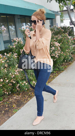 The Hills' star Lauren Conrad carrying a shopping bag after taking time out  for a spot of retail therapy at Madison on Melrose Stock Photo - Alamy