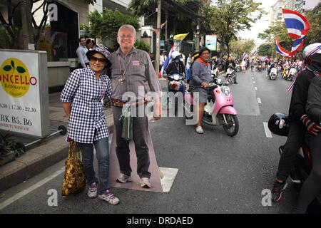 Bangkok, Thailand 23 January 2013. Supporters posing with Thai anti-government protest leader Suthep Thaugsuban mockup. Thai government imposed a 60-day state of emergency in Bangkok and the surrounding provinces in an attempt to cope with the on-going political turmoil but so far this decree has had no effect on the mass protests. Credit:  John Vincent/Alamy Live News Stock Photo