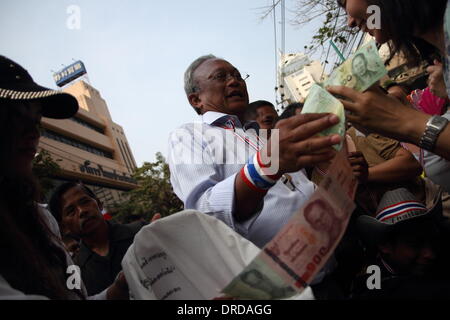 Bangkok, Thailand 23 January 2013. Supporters hand money to Thai anti-government protest leader Suthep Thaugsuban during a march. Thai government imposed a 60-day state of emergency in Bangkok and the surrounding provinces in an attempt to cope with the on-going political turmoil but so far this decree has had no effect on the mass protests. Credit:  John Vincent/Alamy Live News Stock Photo