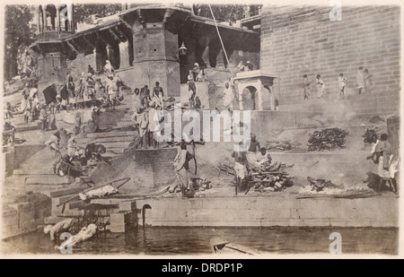 Cremation on the bnaks of the Ganges - Benares Stock Photo
