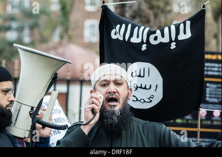 London, UK. 24th January 2014.  a protester addresses the audience outside the Regents Park Mosque. Credit:  Piero Cruciatti/Alamy Live News