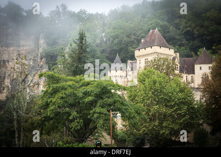 La Roque-Gageac, Dordogne, France, Europe. The imposing building of the Chateau de la Malartrie. Stock Photo