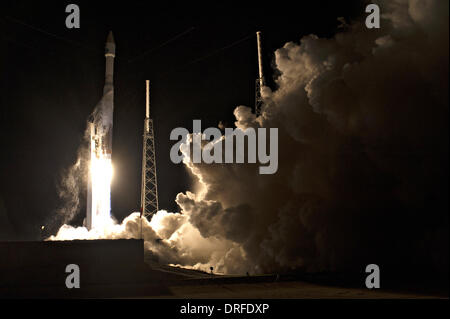 United Launch Alliance Atlas V rocket with NASA's Tracking and Data Relay Satellite spacecraft atop lifts off from Space Launch Complex 41 January 24, 2014 in Cape Canaveral, FL. Stock Photo