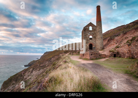 Ruined tin mine at Wheal Coates on the coast at St Agnes on the north Cornwall coast Stock Photo