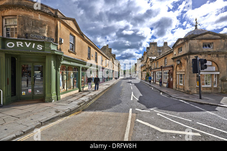 Pulteney Bridge crosses the River Avon in Bath, England. It was completed by 1774, and connected the city Stock Photo