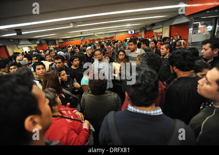 Mexico City, Mexico. 25th Jan, 2014. Passengers wait for the station to resume service at the Hidalgo Subway Station in Mexico City, capital of Mexico, Jan. 24, 2014. Seven people were detained for breaking the windows of a train and the turnstiles of Hidalgo Subway Station in Mexico City, according to local press. © Str/Xinhua/Alamy Live News Stock Photo