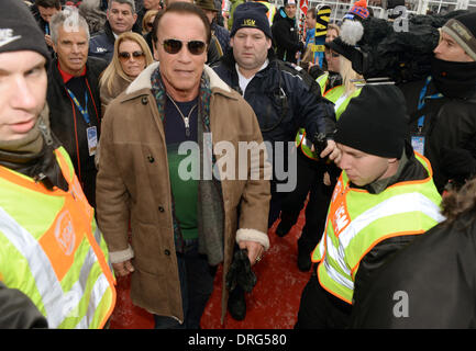Kitzbuehel, Austria. 25th Jan, 2014. Former US governor and Hollywood actor Arnold Schwarzenegger arrives to the annual Austrian downhill ski race Hahnenkamm race in Kitzbuehel, Austria, 25 January 2014. Photo: Felix Hoerhager/dpa/Alamy Live News Stock Photo