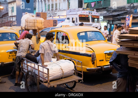 India, West Bengal, Kolkata, typical scene of congested streets near howrah Railway Station Stock Photo