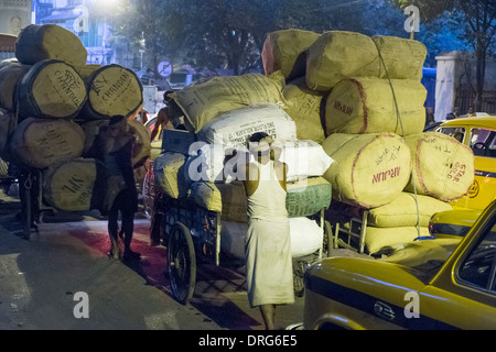 India, West Bengal, Kolkata, typical scene of congested streets near howrah Railway Station Stock Photo