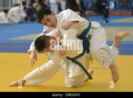 Richmond, Canada. 26th Jan, 2014. Ben Lee (R) of Canada competes with compatriot Johnny Fox Do at the 2014 Vancouver International Judo Tournament in Richmond, Canada, Jan. 25, 2014. © Sergei Bachlakov/Xinhua/Alamy Live News Stock Photo