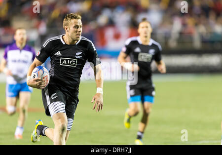 Las Vegas, Nevada, USA. 24th Jan, 2014. New Zealand vs Scotland in Pool B match. Tim Mikkelson #2 of New Zealand scores. Final score: New Zealand 26 -Scotland 5 at the USA round of the HSBC Sevens World Series in Sam Boyd Arena, Las Vegas, Nevada. Credit:  Action Plus Sports/Alamy Live News Stock Photo