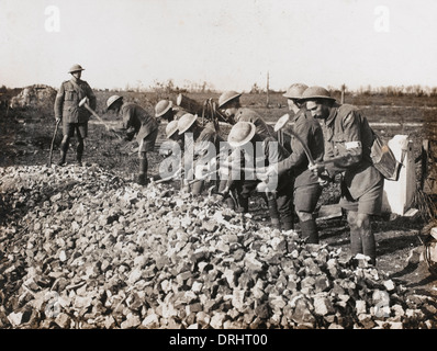 Brtish troops breaking stones, Flanders, WW1 Stock Photo