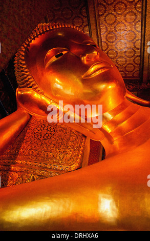 The golden reclining Buddha of the Buddhist temple Wat Pho in Bangkok ...