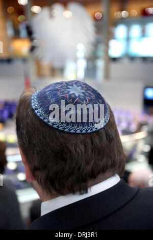 Berlin, Germany. 27th Jan, 2014. People of the Jewish faith attend an event for the day of remembrance of the victims of National Socialism at the Reichstag building in Berlin, Germany, 27 January 2014. Photo: WOLFGANG KUMM/dpa/Alamy Live News Stock Photo