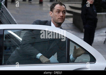 London, UK, UK. 27th Jan, 2014. British actor JUDE LAW arrives at the Old Bailey Criminal Court to give evidence in the 'News of the World' hacking trial in London. Former 'News of the World' Chief Executive R. Brooks and former 'News of the World' editor A. Coulson are among eight people who are facing a range of charges during the trial, including conspiracy to intercept voicemails and phone hacking. Credit:  Tal Cohen/ZUMAPRESS.com/Alamy Live News Stock Photo