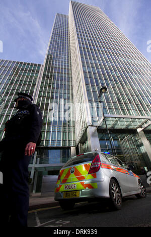 Canary Wharf London,UK. 28th January 2014.  A man in his mid 30's dies by falling from  the roof of the JP Morgan investment bank building  in Canary Wharf Docklands Credit:  amer ghazzal/Alamy Live News Stock Photo
