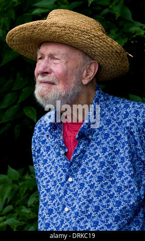 New York, New York, USA. 28th Jan, 2014. FILE - PETER 'PETE' SEEGER was an American folk singer. As a member of The Weavers he was blacklisted during the McCarthy Era. In the 1960s, he re-emerged on the public scene as a prominent singer of protest music in support of international disarmament, civil rights, counterculture and environmental causes. Pictured - June 18, 2011 - Croton-on-Hudson, New York, USA - PETE SEEGER performs at The Clearwater Festival, his two-day music and environmental gathering. The festival's proceeds fund research, education and advocacy efforts to help preserve and Stock Photo