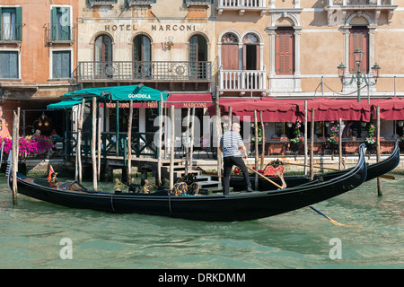 Venice hotel couple hi-res stock photography and images - Alamy