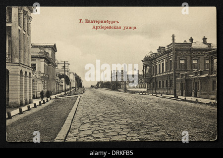 Merchant residences in Archiereyskaya Street in Yekaterinburg, Russian Empire. Black and white vintage photograph by Russian photographer Veniamin Metenkov dated from the beginning of the 20th century issued in the Russian vintage postcard published by Veniamin Metenkov himself in Yekaterinburg. Text in Russian: Yekaterinburg, Archiereyskaya Street (now Chapayev Street). Courtesy of the Azoor Postcard Collection. Stock Photo