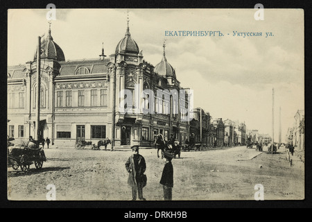District Exchequer in Uktusskaya Street in Yekaterinburg, Russian Empire. Black and white vintage photograph by Russian photographer Nikolai Vvedensky dated from the beginning of the 20th century issued in the Russian vintage postcard published by M.S. Semkov, Yekaterinburg. Text in Russian: Yekaterinburg. Uktusskaya Street. Courtesy of the Azoor Postcard Collection. Stock Photo