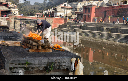 cremation ceremony at Pashtupatinath, Kathmandu, Nepal Stock Photo