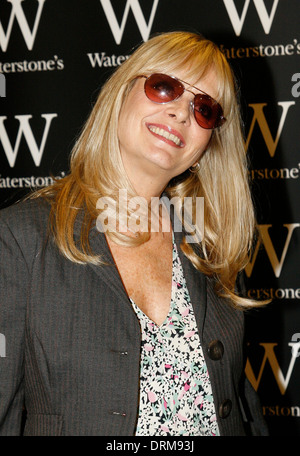 Former model Twiggy with her autobiography 'In Black And White' at Harrods  this morning (Monday) where she signed copies for customers. Picture by  Michael Crabtree/PA Stock Photo - Alamy