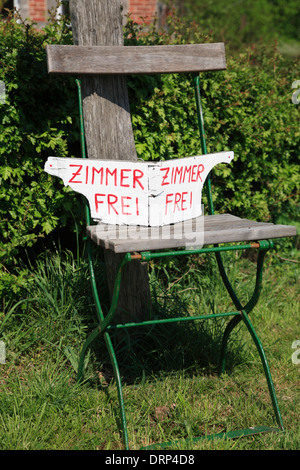 Rooms free Sign on Elbe cycle route,  Marschhufendorf Konau, Amt Neuhaus Elbe, Lower Saxony, Europe Stock Photo