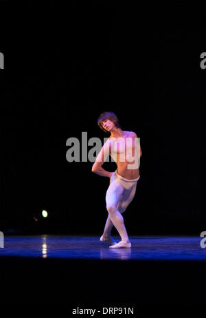 London, UK. 30th January 2014.  Devised by Ivan Putrov, Men in Motion explores the history of the male dancer over the last century, celebrating a fascinating repertoire of choreography and highlighing the viruosity and potency of the male dancer. Credit:  Carole Edrich/Alamy Live News Stock Photo