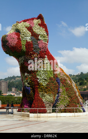 The Puppy topiary art sculpture by Jeff Koons in front of the Guggenheim Museum in the city of Bilbao, Biscay Basque Country, Spain Stock Photo