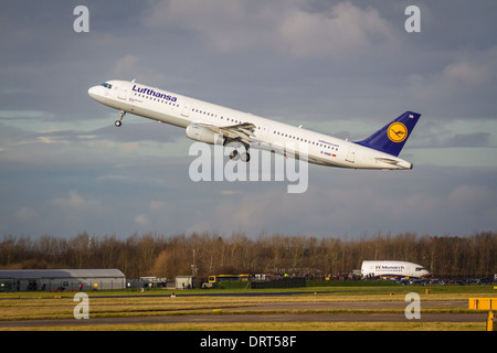 Lufthansa Airbus A321-231 D-AISB taking off from Manchester Airport Stock Photo
