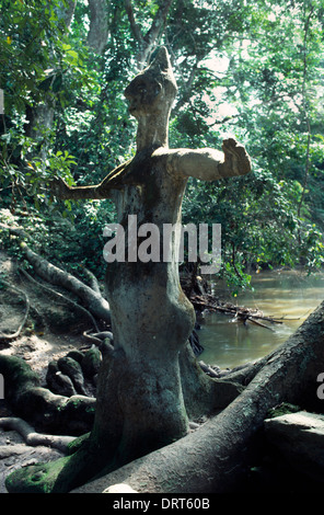 Osogbo Nigeria Osun-Osogbo Sacred Grove Regarded As The Goddess Osun Abode Sculptures and Artwork Are In Honour Of Osun And Other Deities Statue Of The Goddess Osun By Oshun River The Goddess Is An Orisha Mother Of Fresh Water Fish, Birds, Love And Fertility UNESCO World Heritage Site Stock Photo