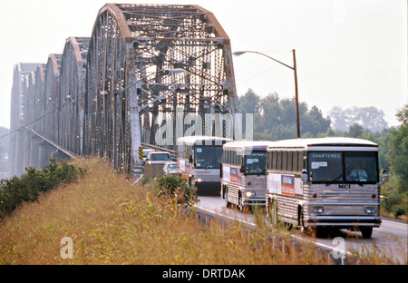US President Bill Clinton 'Bridge to the 21st Century' campaign bus crosses the Mississippi River on their way to a campaign stop August 30, 1996 in Cairo, IL. Stock Photo